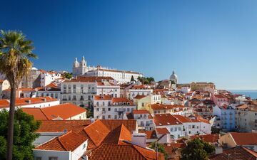 What are the advantages of buying real estate in Portugal that attract Russian investors?